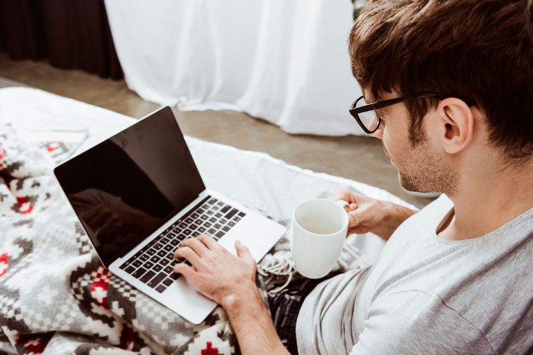 Hombre viendo Netflix - Universidad Intercontinental